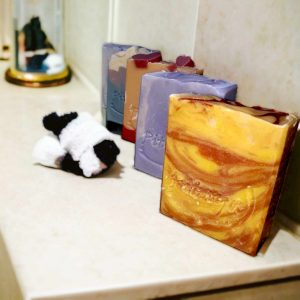 Rangée de savons artisanaux sur comptoir